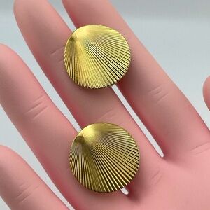 Vintage Monet Gold Tone Shell Stud Clip On Earrings Cute Classic Timeless